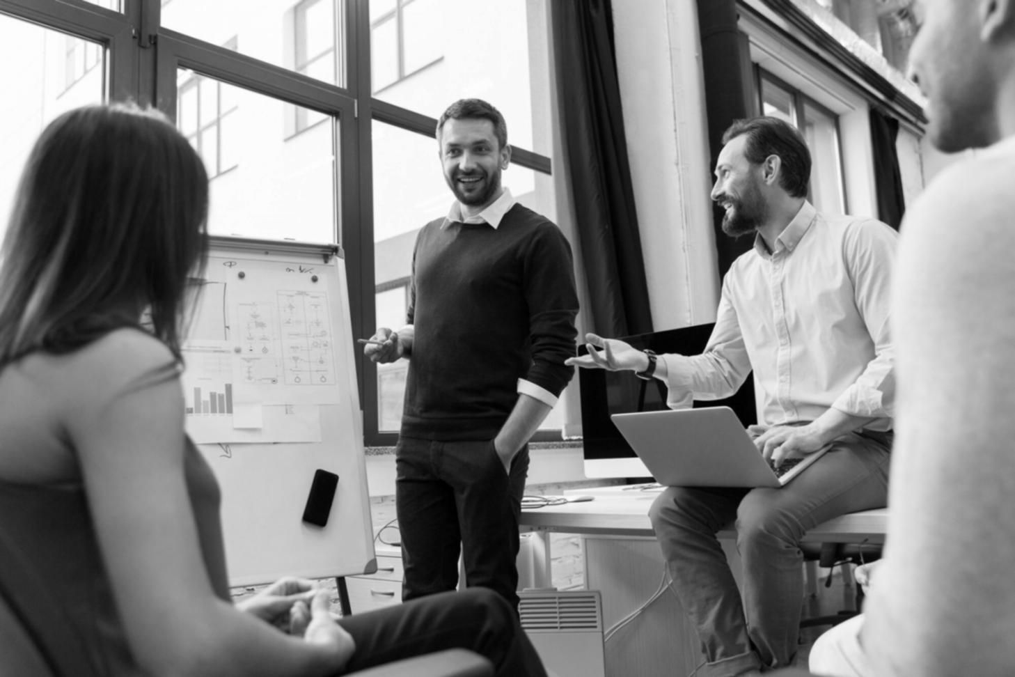 Studenti impegnati in attività pratiche di psicologia creativa durante una sessione formativa