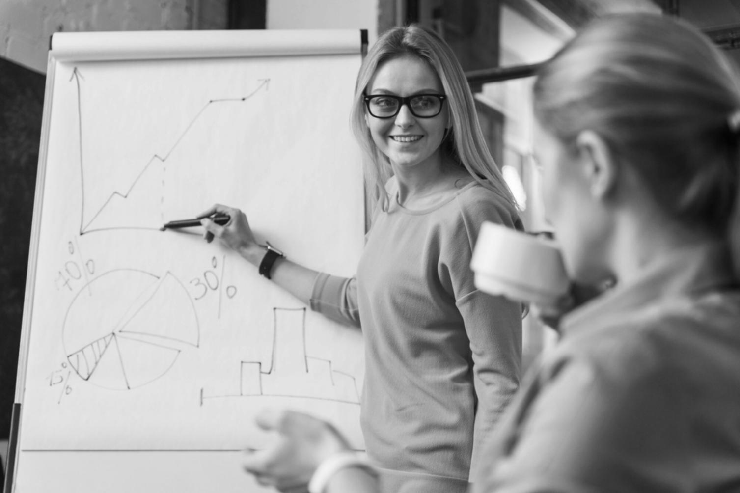 Sessione di arteterapia con partecipanti che utilizzano tecniche creative per l'espressione emotiva